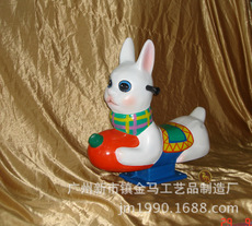 供应游乐园儿童公园游乐设备 卡通兔子坐骑圆雕 玻璃钢动物雕塑